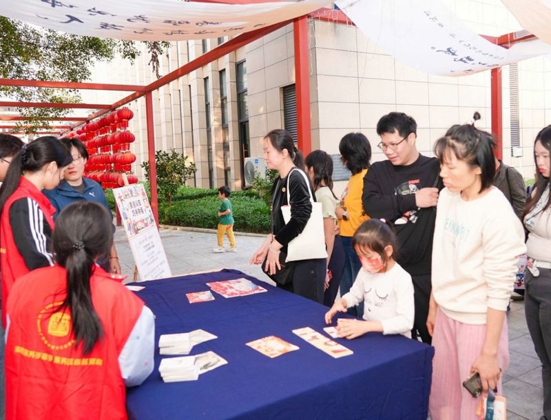 [广西云-广西日报]踢毽子、拓年画、玩拼图……在图书馆过冬至，好玩！