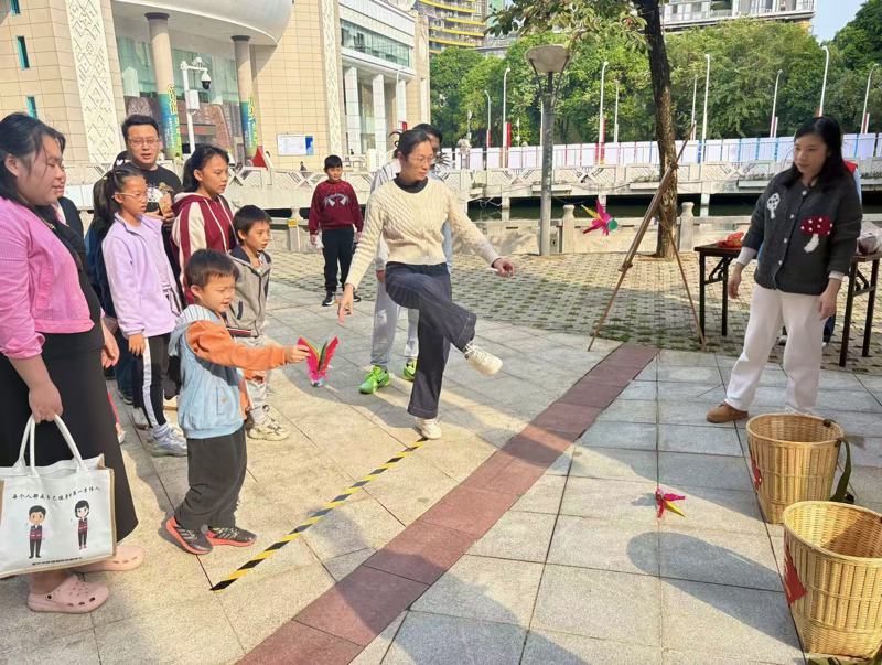 玩拼图、踢键子、拓年画……近千名读者在广西图书馆过冬至_fororder_2