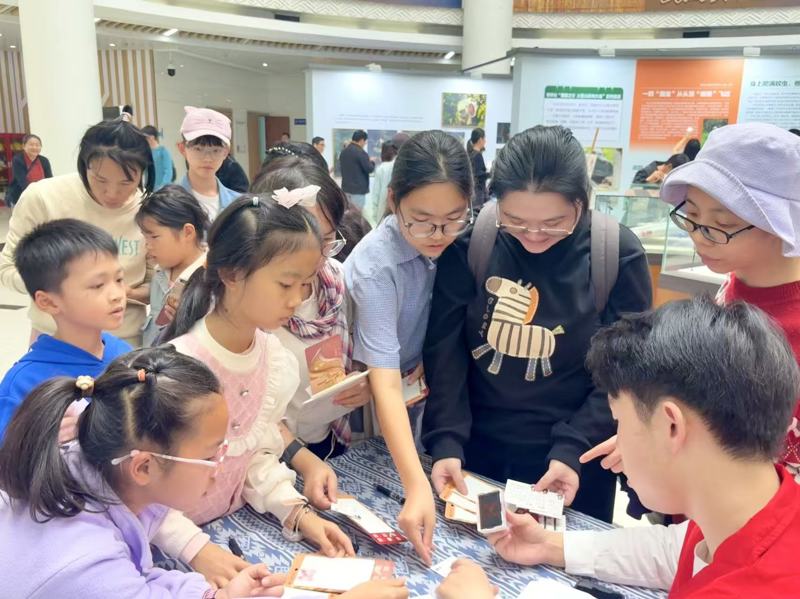 [中央广电总台国际在线]玩拼图、踢键子、拓年画……近千名读者在广西图书馆过冬至