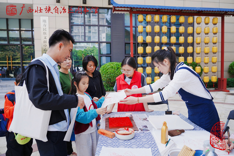 读者感受雕版印刷。广西图书馆供图