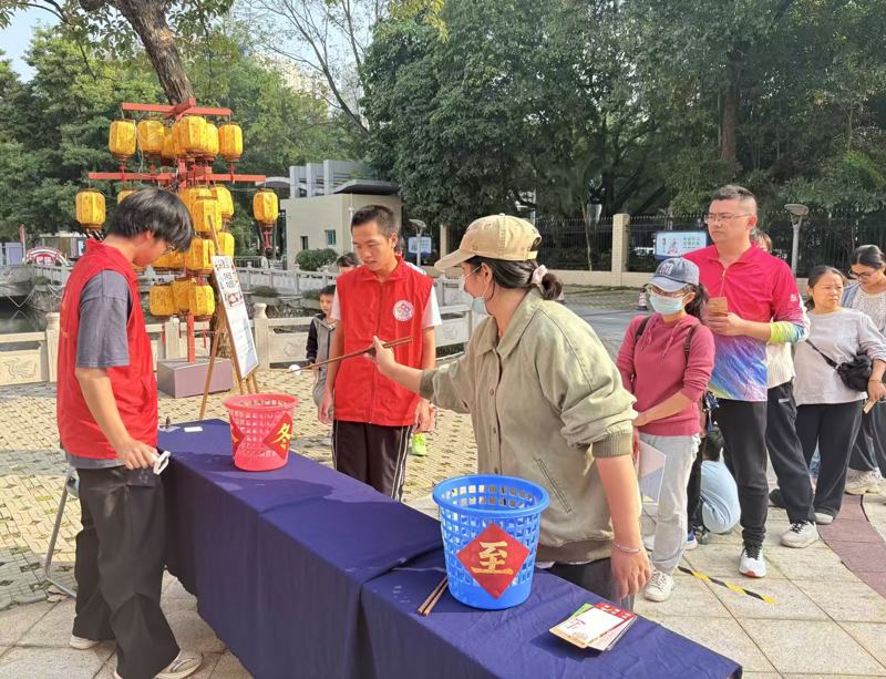 玩拼图、踢键子、拓年画……近千名读者在广西图书馆过冬至_fororder_3