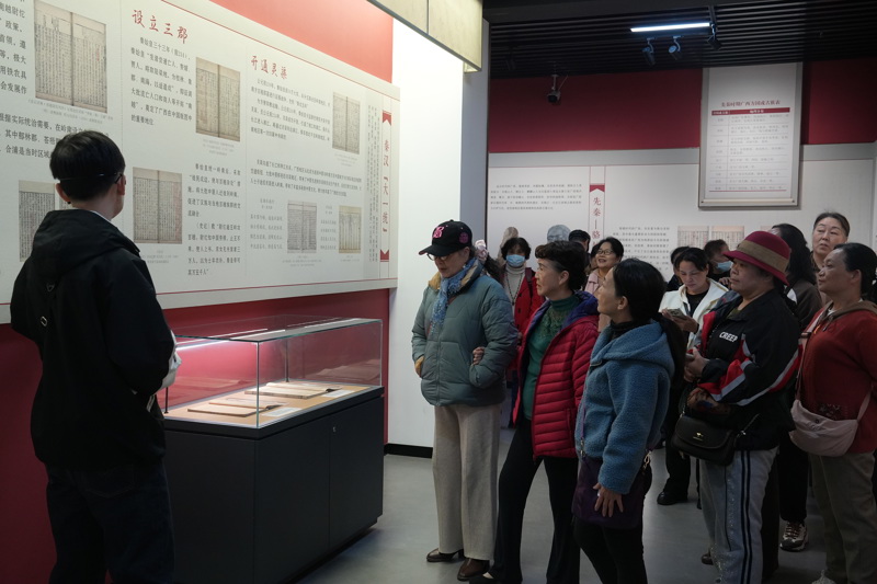 2.参观“钟灵毓秀 桂生于斯——典籍中的八桂文化展”.jpg