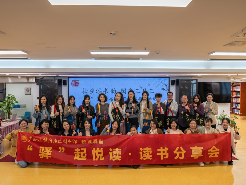 5.非遗传承老师和工作人员合影留念.jpg