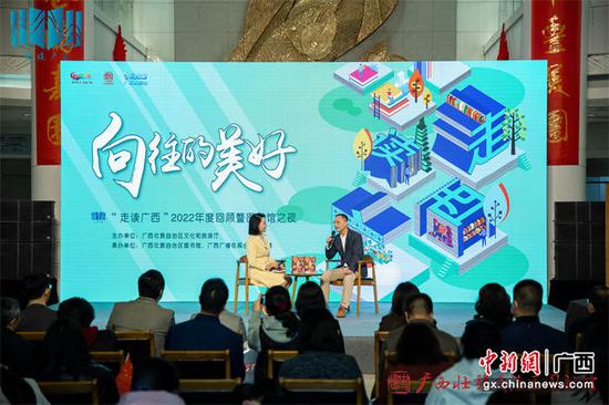 李约热现场分享驻村扶贫经历。主办方供图