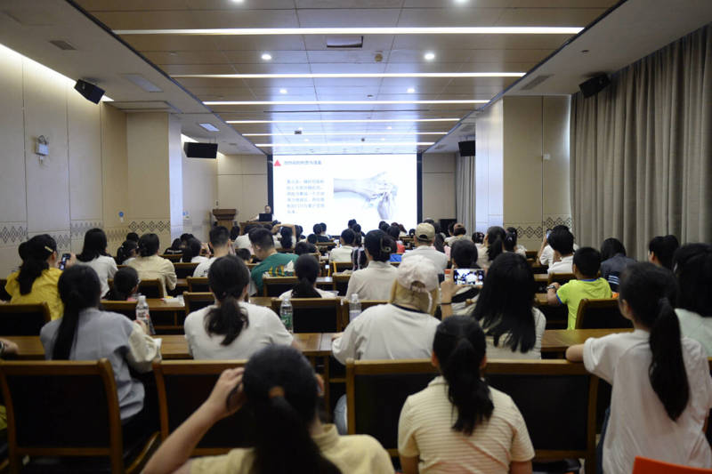 广西图书馆暑期“双课堂”火热开班“博观堂+八桂讲坛”首场活动聚焦插画艺术