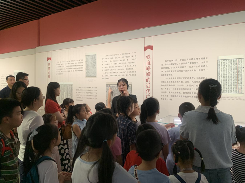书韵染时光 墨香沁假期——自治区图书馆工会联合自治区人民医院工会开展“典籍传古 阅润医心”亲子研学活动