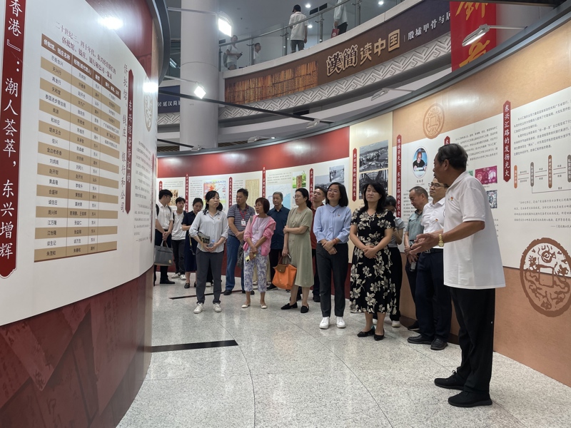参观“银信传情 赤子报国——东兴·汕头汇路侨批历史文化展”.jpg