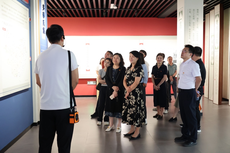 参观“钟灵毓秀 桂生于斯——典籍中的八桂文化展”.JPG