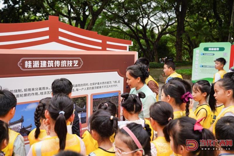 同学们参观“桂筑安居科普汇”住建知识展通讯员邱勇哲摄