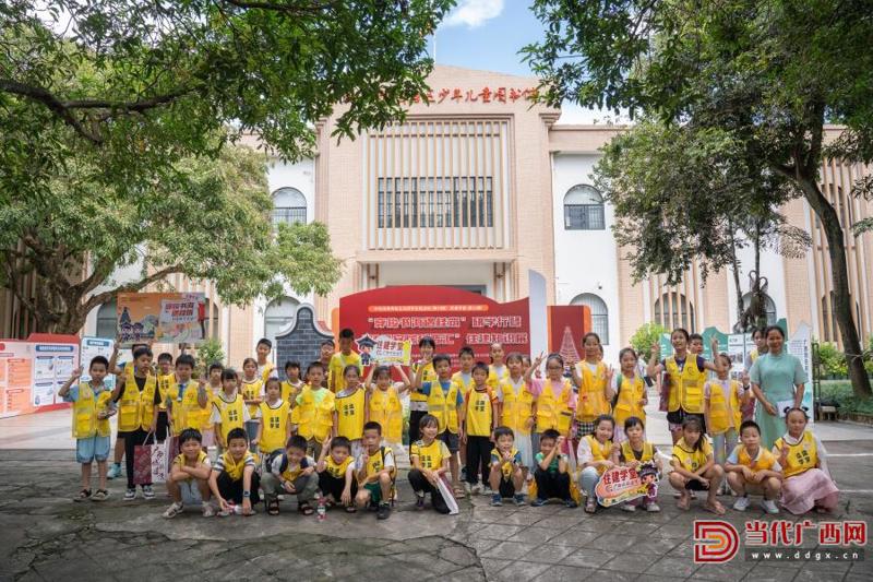 同学们在广西图书馆人民公园分馆前合影留念通讯员邱勇哲摄