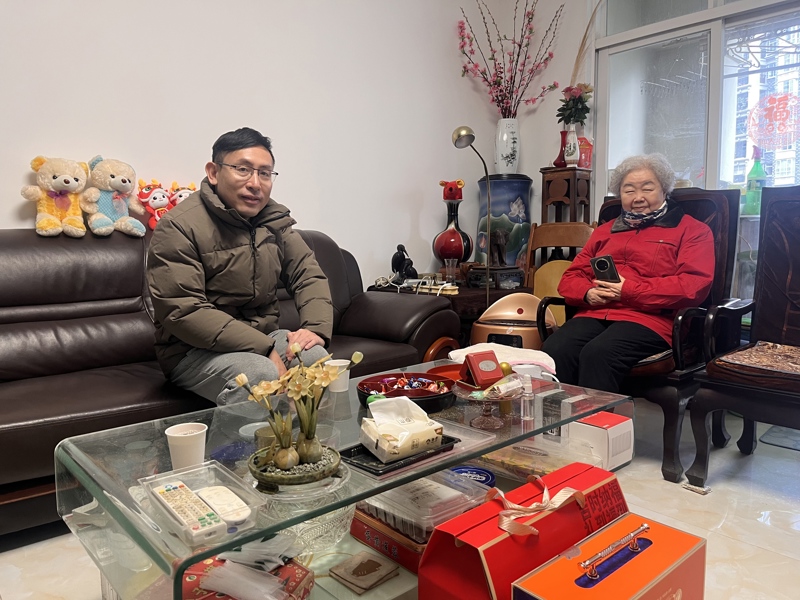 书香传暖意 慰问寄深情——广西图书馆开展2026年春节走访慰问退休干部活动