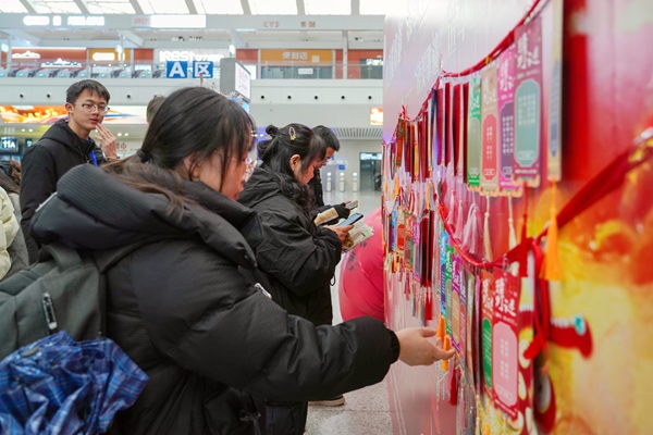 旅客正在猜灯谜。张艺霖摄