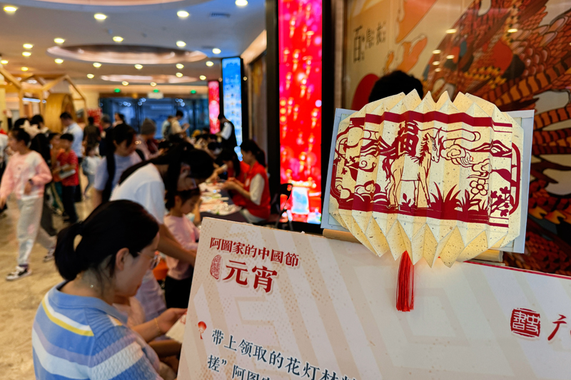 花灯制作体验。广西图书馆供图