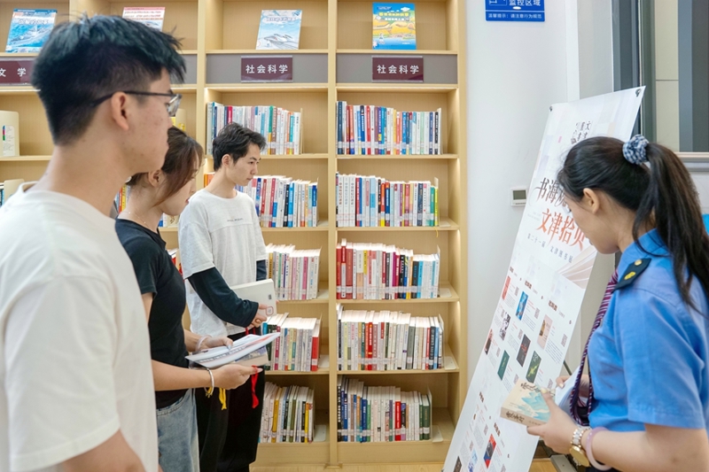柳州站工作人员向旅客推荐书展好书。赵波摄