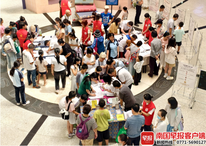[南国早报客户端]边玩边学！在广西图书馆领略数学家王虹的数学之美