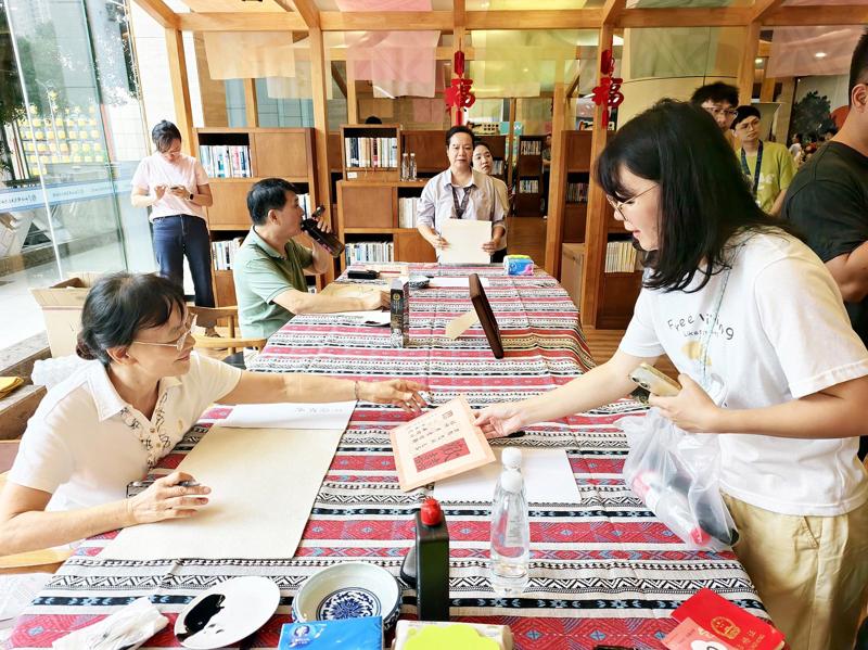 [南宁晚报]一笔墨韵写情长 图书馆里邂逅中式浪漫