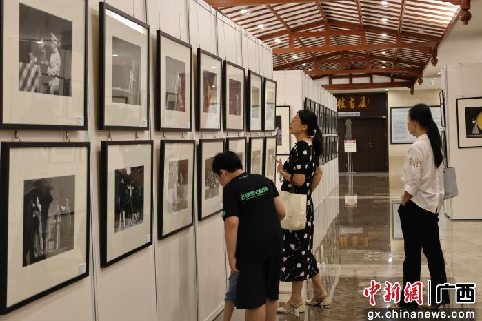 [中新网广西]李晏戏剧摄影展广西南宁开幕 读书会同步开讲